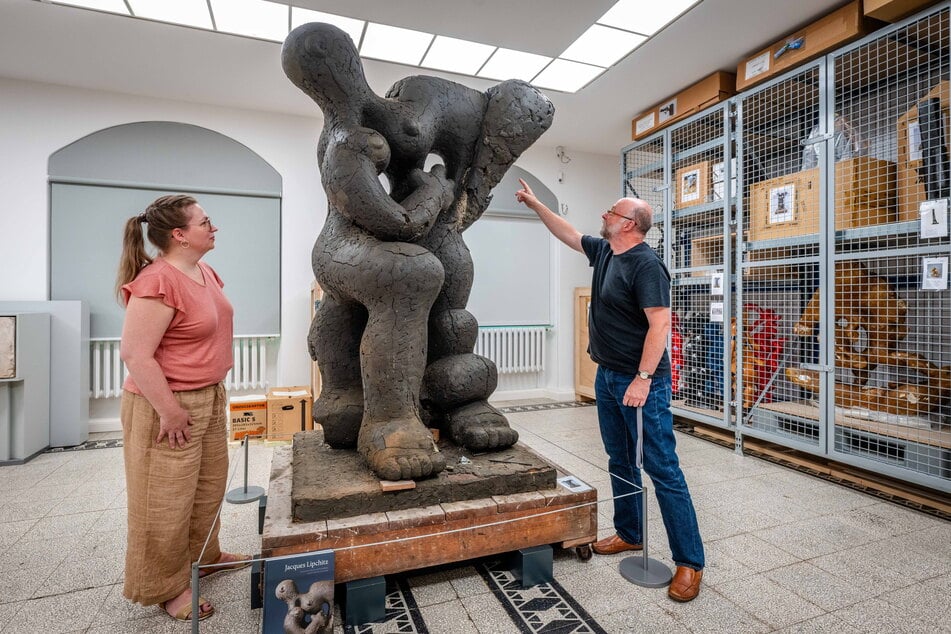 Katrin Stephan (44) und Dietmar Göschel (64) vor der Skulptur "Benediction": Dieses Werk braucht ein gleichmäßiges Raumklima.
