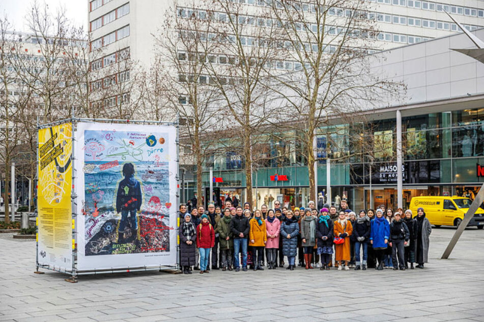 Vertreter aus Politik und Kultur mit beteiligten Künstlern (jeweils auch -innen) auf der Prager Straße am Werk "Morgen und der Tag danach" von Nazanin Zandi - für sie ein Bild der Hoffnung.