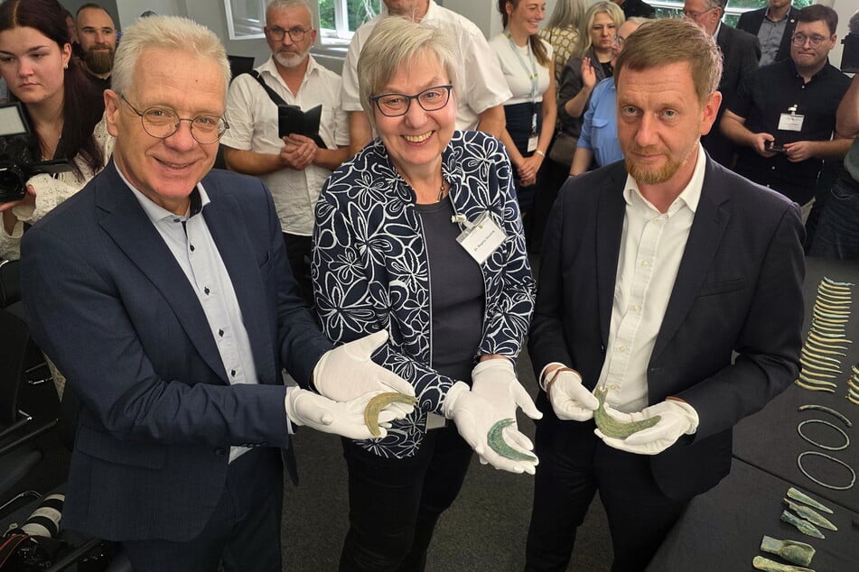 Sammlungs-Direktor Jasper von Richthofen (61), Landesarchäologin Regina Smolnik (64) und Ministerpräsident Michael Kretschmer (50, CDU) mit drei gefundenen Sicheln.