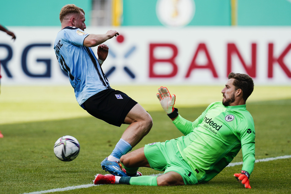 In den Schlussminuten der ersten Hälfte musste Eintracht-Keeper Kevin Trapp (r.) immer wieder entscheidend eingreifen - wie hier gegen Mannheims Dominik Martinovic.