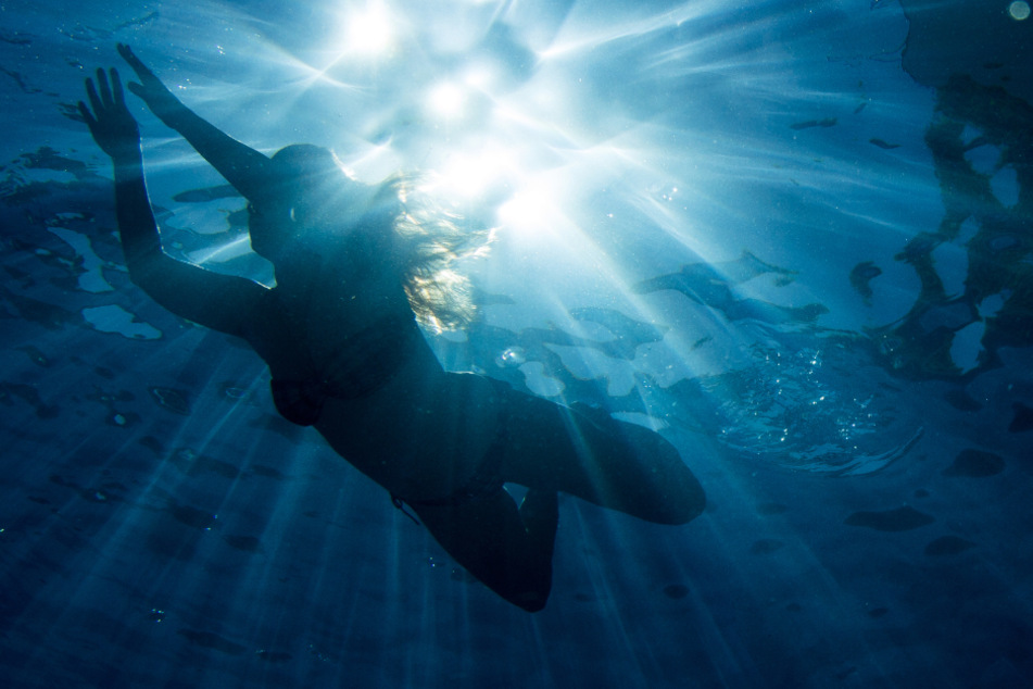 Eine Frau findet Abkühlung im Schwimmbad. (Archivbild)