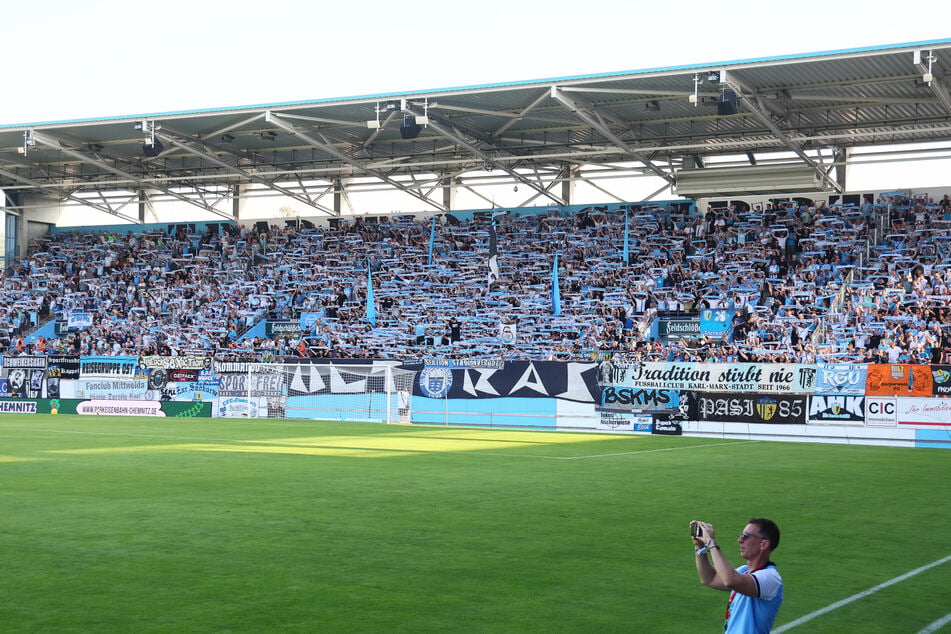 Eine himmelblaue Wand: Gegen den Schacht wird es wieder rappelvoll im Stadion an der Gellertstraße.
