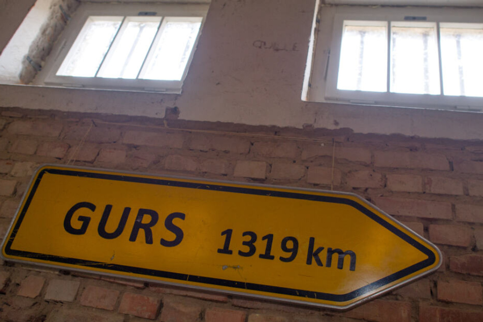 Ein Schild erinnert an das Konzentrationslager in Südfrankreich.