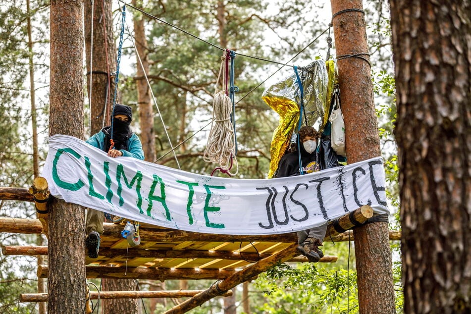 Frieder Hafer (18, l.) und Mike (18) fordern "Climate Justice" (deutsch: Klimagerechtigkeit).