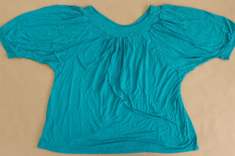 Dieses türkisfarbene Damenshirt wurde ebenfalls bei dem Baby gefunden.