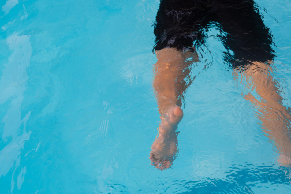 Minutenlang war ein 10-Jähriger unter Wasser. Ein durch seine Freunde alarmierter Badegast zog ihn aus dem Wasser. (Symbolbild)