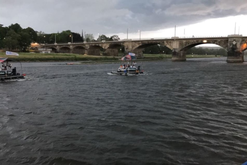Wer gerade noch auf der Elbe unterwegs war, versuchte sich schnell ins Trockene zu retten.