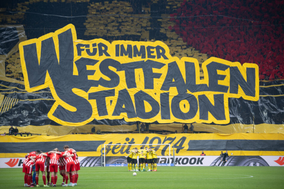 Die Fans der Borussia ehrten vor Spielbeginn gegen Union Berlin den traditionellen Namen des Signal Iduna Parks.