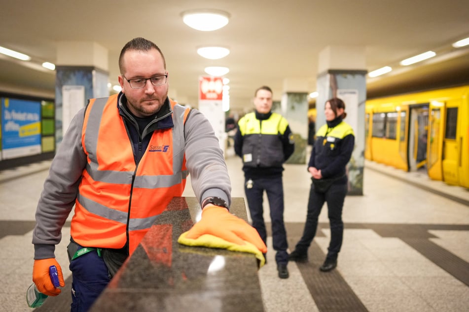 Die BVG startet ab Montag Pilotprojekt zum gemeinsamen Einsatz von Sicherheits- und Reinigungskräften auf der U8.
