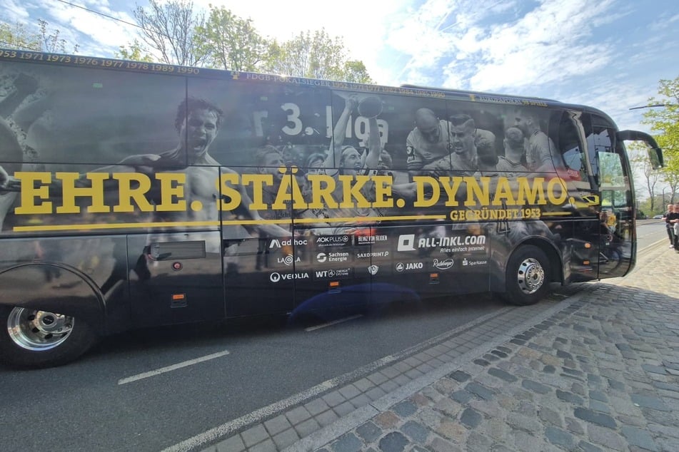 Die SGD ist am Stadion eingetroffen.