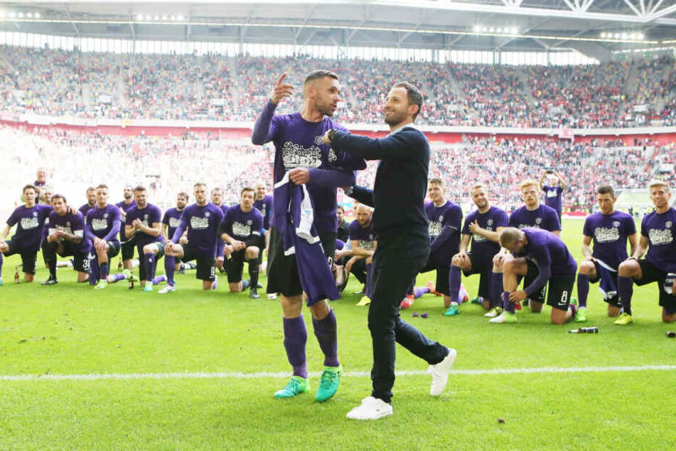 Christian Tiffert (v.,l.) konnte mit dem FCE zweimal den Klassenerhalt in der 2. Liga feiern, hier 2017 zusammen mit Domenico Tedesco in Düsseldorf.