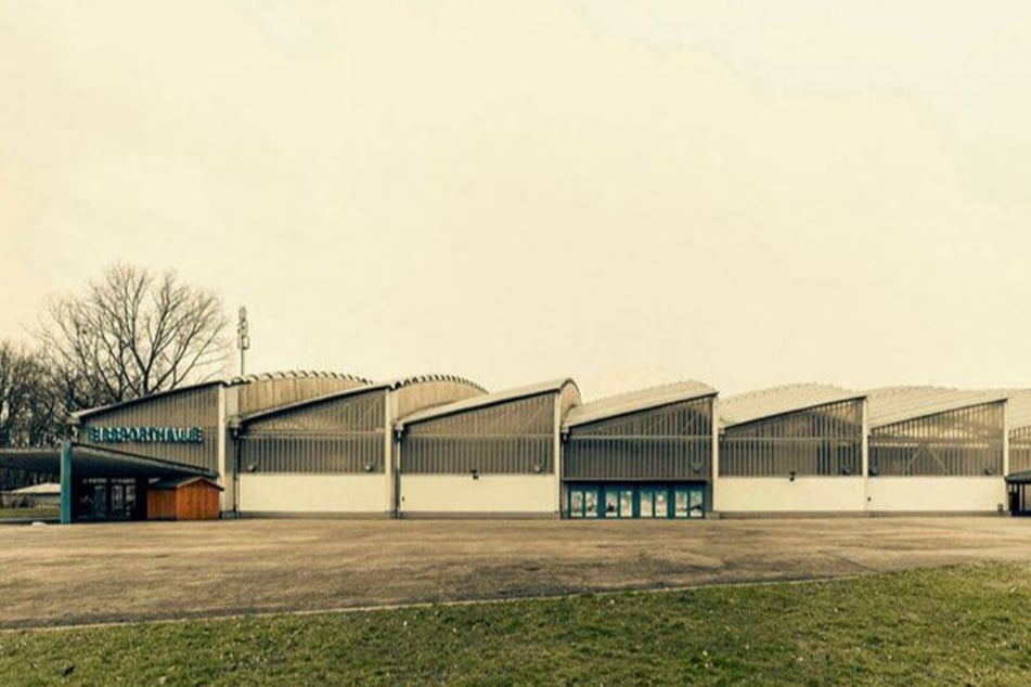 Die Eissporthalle hat es dem Fotokünstler auch von außen angetan. Für ihn ist die DDR-Baukunst unbedingt erhaltenswert.
