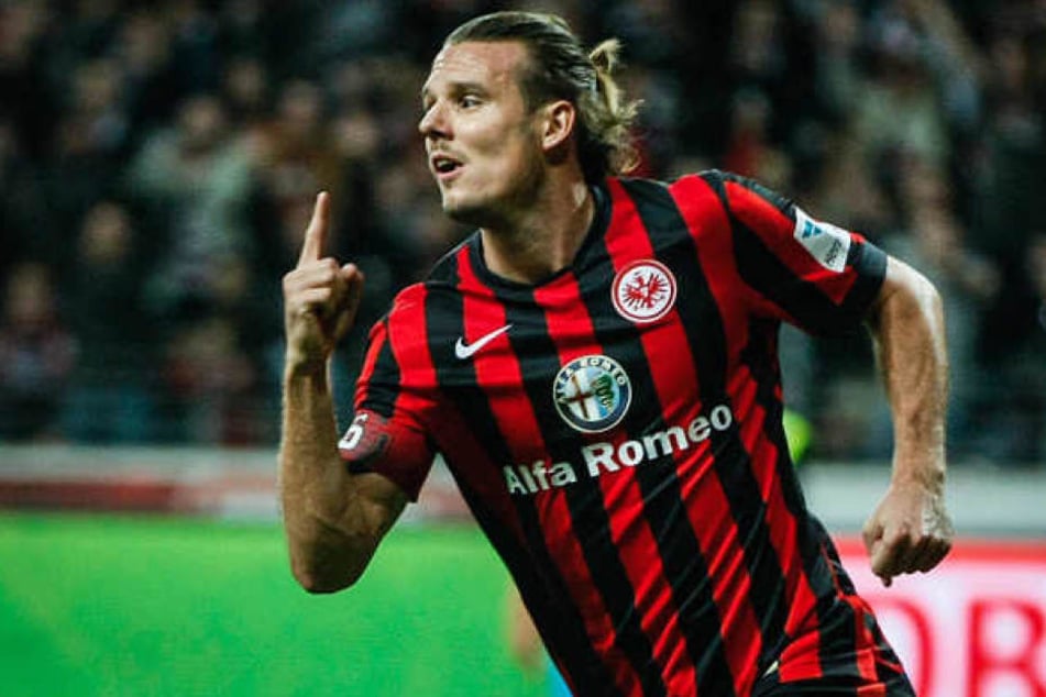 Alex Meier jubelt nach einem Kopfballtor, hier noch für Eintracht Frankfurt.