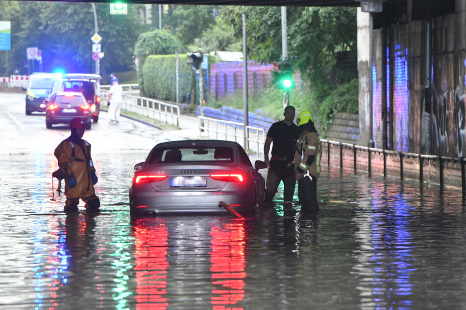 Ein Audi-Fahrer musste von der Feuerwehr befreit werden.