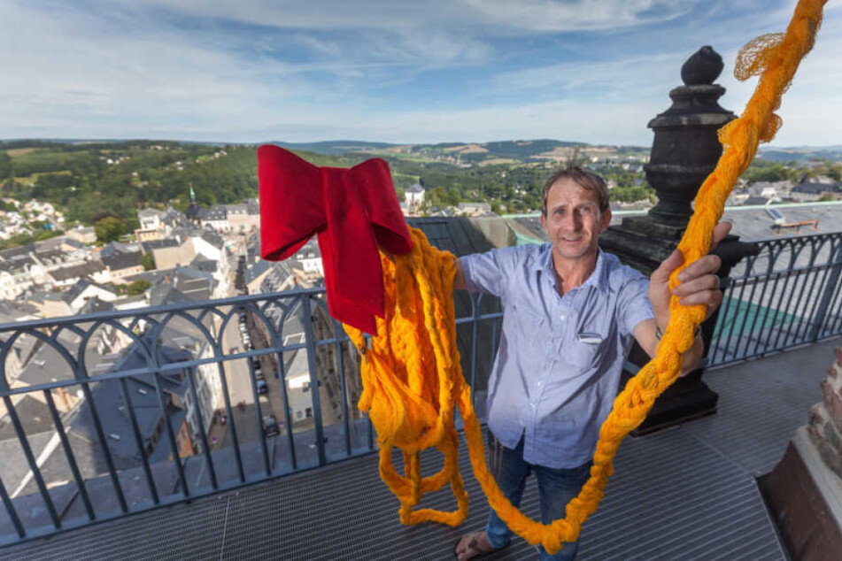 Chefdesigner Uwe Moule (52) hat mit mehreren Mitarbeitern einen etwa 40 Meter Langen Zopf aus Netzen von Kartoffelsäcken geflochten.
