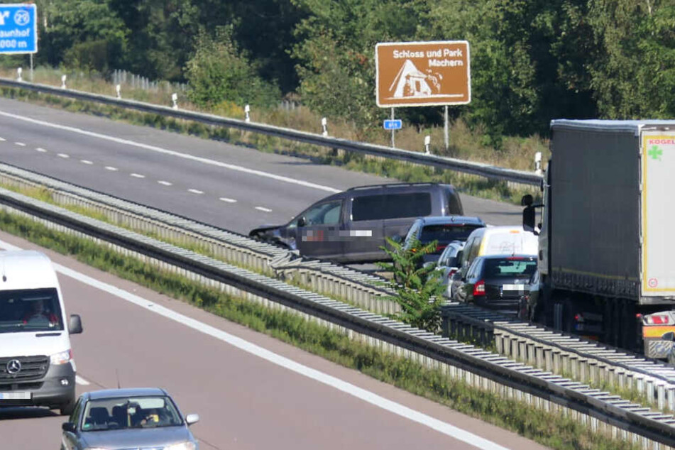 Ein Caddy ist am Montagmorgen zwischen Klinga und Naunhof in die Mittelleitplanke gekracht.