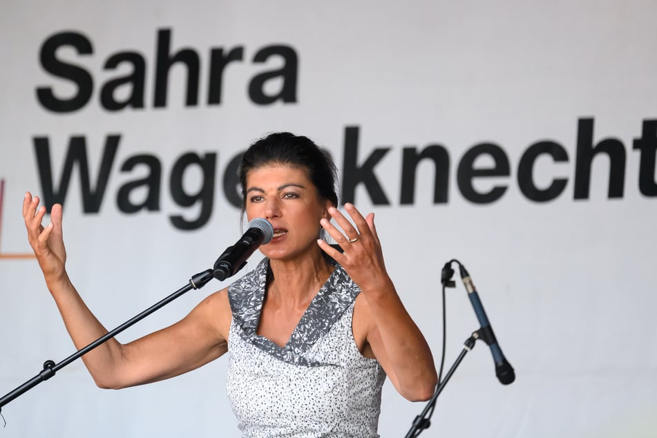 BSW-Chefin Sahra Wagenknecht (55) spricht auf dem Schloßplatz in Dresden.