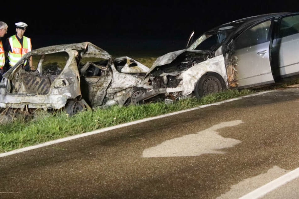 Der Peugeot war auf der Kreisstraße zwischen Abensberg und Kelheim frontal mit einem VW Passat kollidiert.