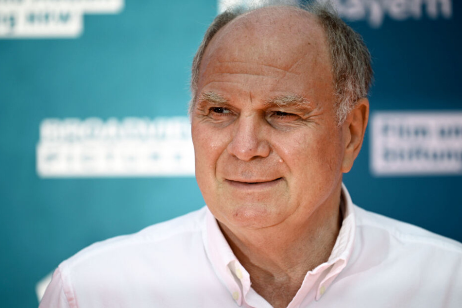Uli Hoeneß soll sich von seinen Posten beim FC Bayern München zeitnah zurückziehen.