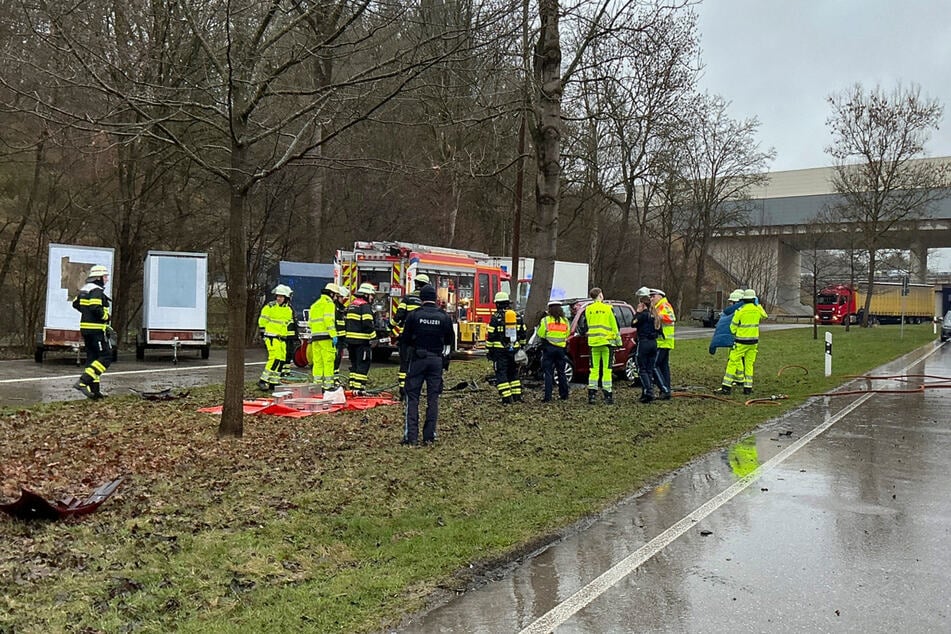 Der Senior prallte mit seinem Auto gegen einen Baum.