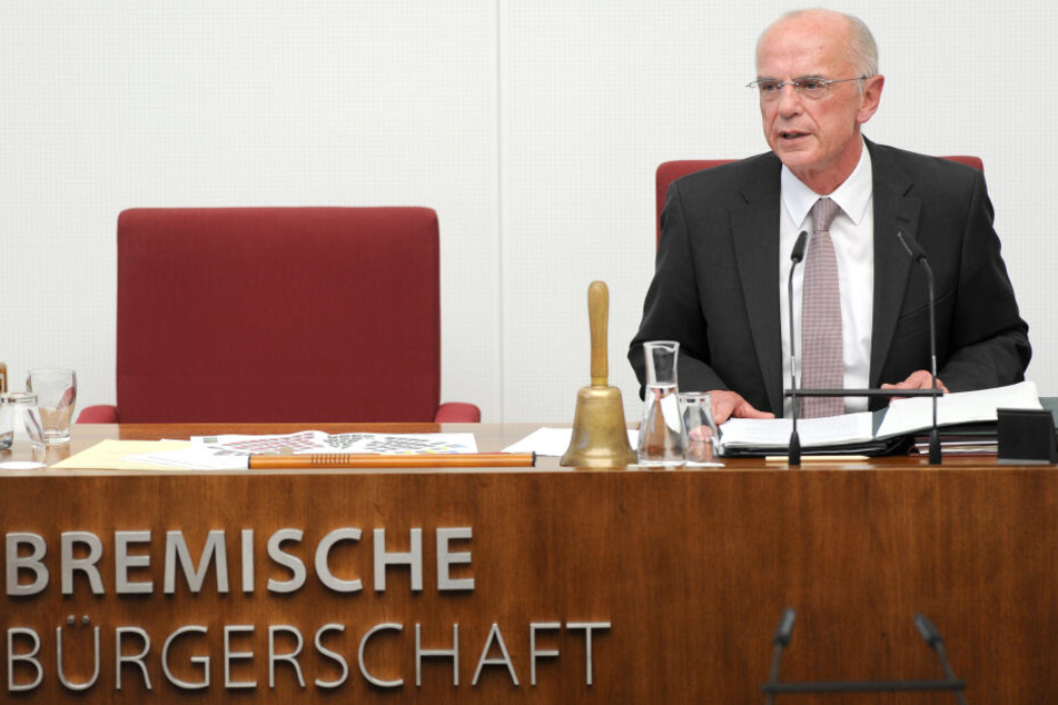 Als Weber mit deutlicher Mehrheit zum Bürgerschaftspräsidenten wwiedergewählt wurde, saß nach seiner Wahl auf dem Präsidentenplatz im Plenarsaal.