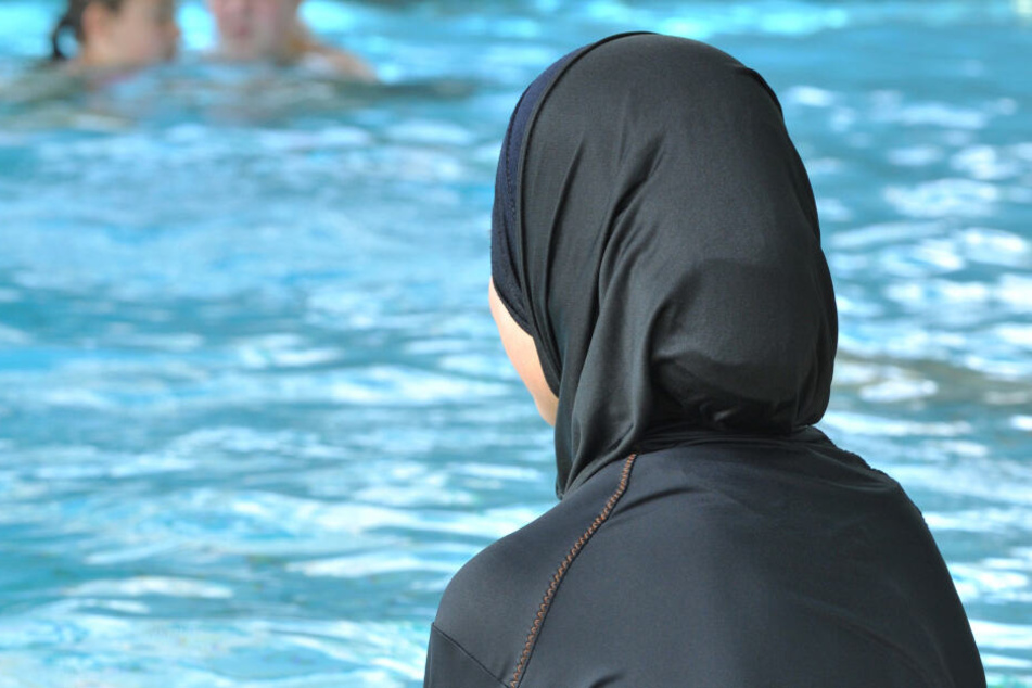 Die Klägerin habe von ihrem Arzt Schwimmbadbesuche empfohlen bekommen (Symbolfoto).