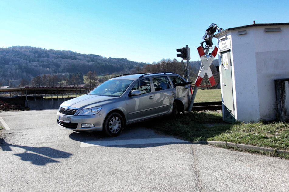Skoda wird von Zug erfasst: Zwei Menschen verletzt