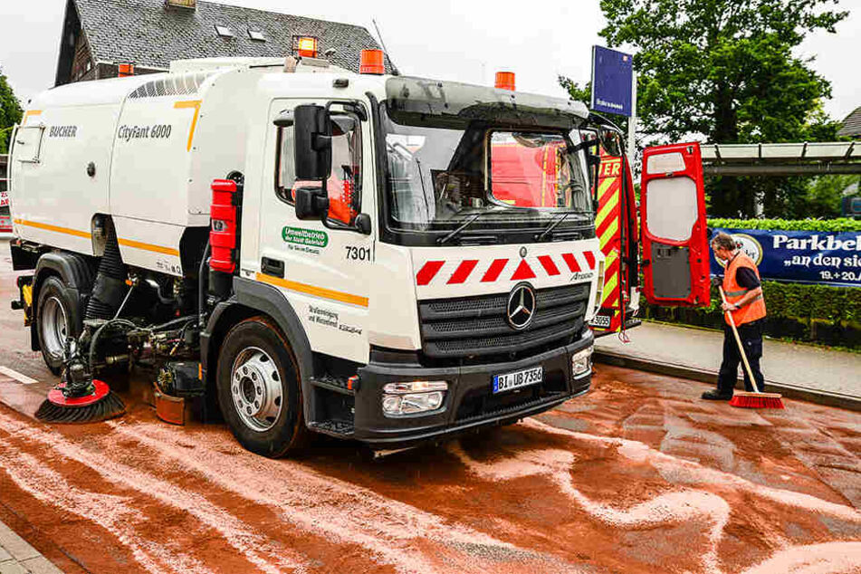 Der Umweltbetrieb half beim Saubermachen.