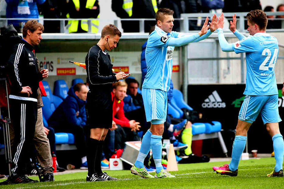 Im Heimspiel gegen Wiesbaden brachte Sven Köhler (l.) in der
79. Minute Daniel Frahn für Florian Hansch (r.). Frahn
beendete prompt seine Torflaute. Am Mittwoch hat aber wohl erneut Hansch die besseren
Karten für die Startelf.