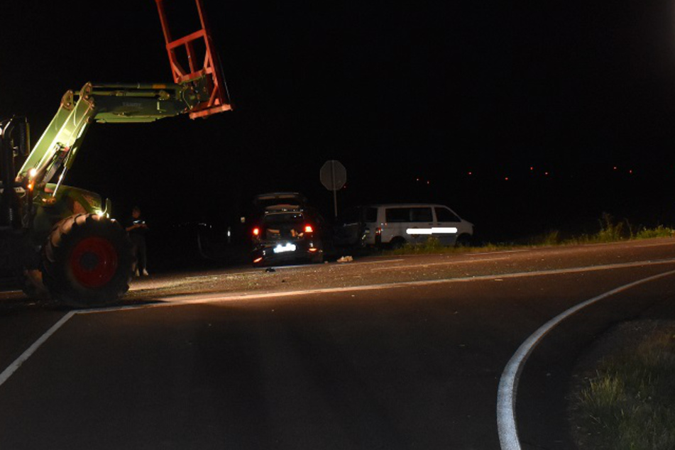 Ein Traktor war gegen einen VW gerauscht und hatte ihn in den Straßengraben geschubst.