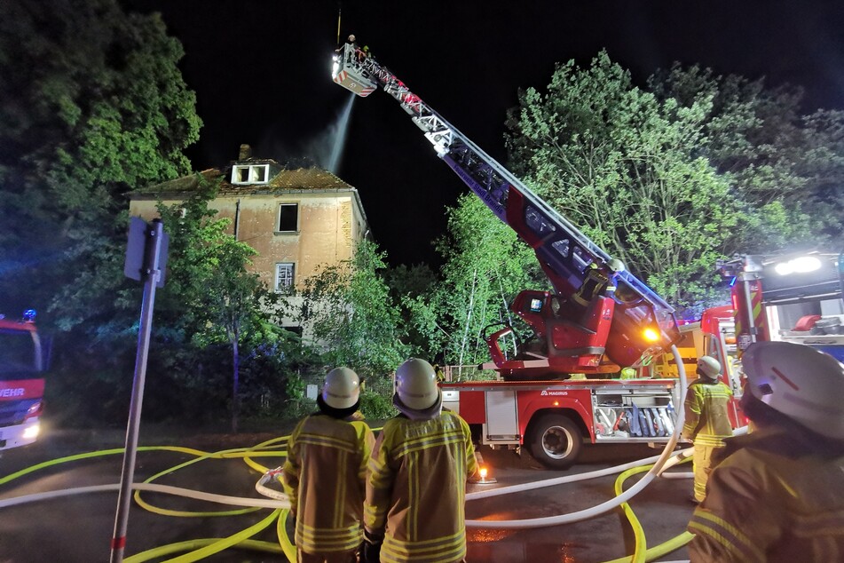 Als die Feuerwehrleute am Freitagabend eintrafen, stand der Dachstuhl bereits in Vollbrand.