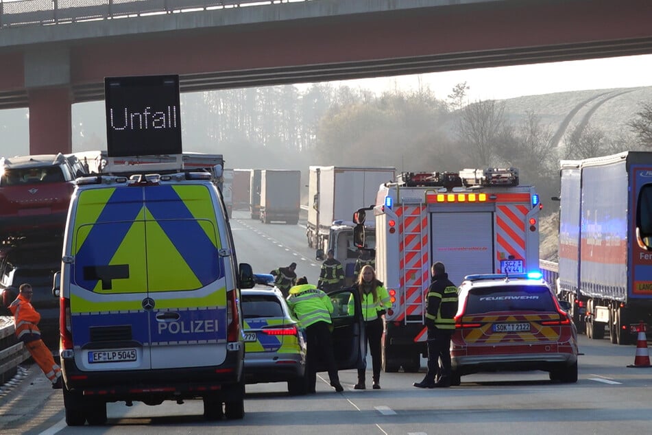 Wegen des Unfalls kommt es zu Verkehrsbehinderungen.