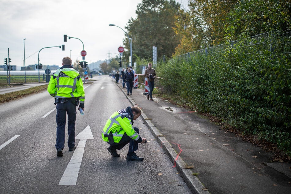 Die Unfallstelle in Esslingen wurde am Dienstag gründlich untersucht.