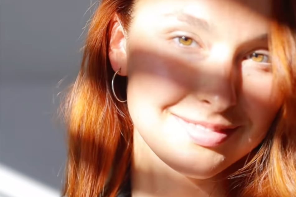 Avec les mots "Je suis un être humain. Je suis une émotion. Je suis un changement. Je suis authentique", la jeune femme de 26 ans se rassure elle-même.