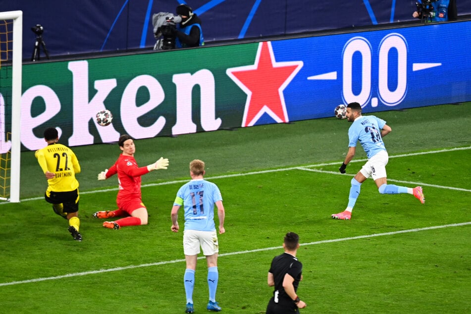Vorne erfolgreich, hinten der Retter in höchster Not: Jude Bellingham (l.) klärt den Schuss von City-Angreifer Riyad Mahrez (r.) kurz vor der Linie.