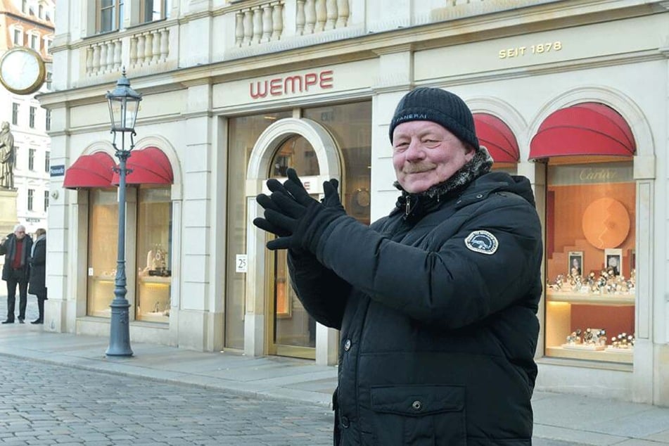 Wachmann Roland Schubert (60) macht Finger- und Fußgymnastik.