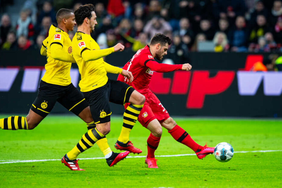 Mats Hummels (Mitte) und Manuel Akanji (links) können nicht mehr eingreifen: Kevin Volland trifft zum 1:0 für Bayer Leverkusen.