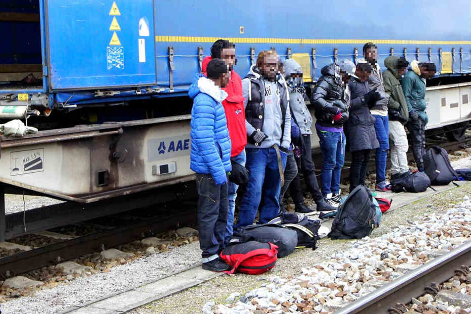 Die Bundespolizei entdeckte die Migranten in einem LKW-Auflieger auf einem Güterzug.