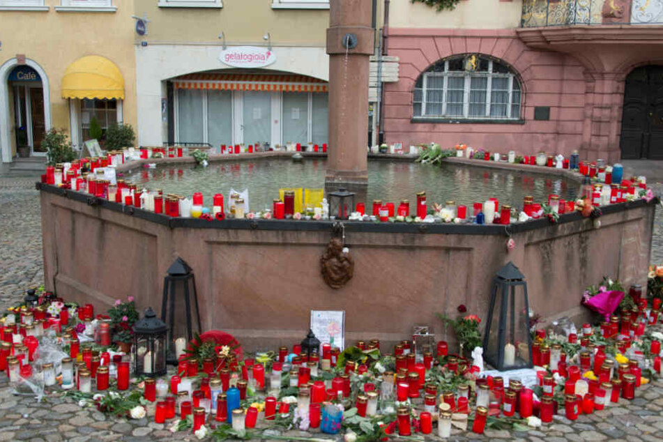 Kerzen und Gedenkbriefe für die getötete Joggerin stehen in Endingen auf dem Stadtbrunnen. (Archivbild)