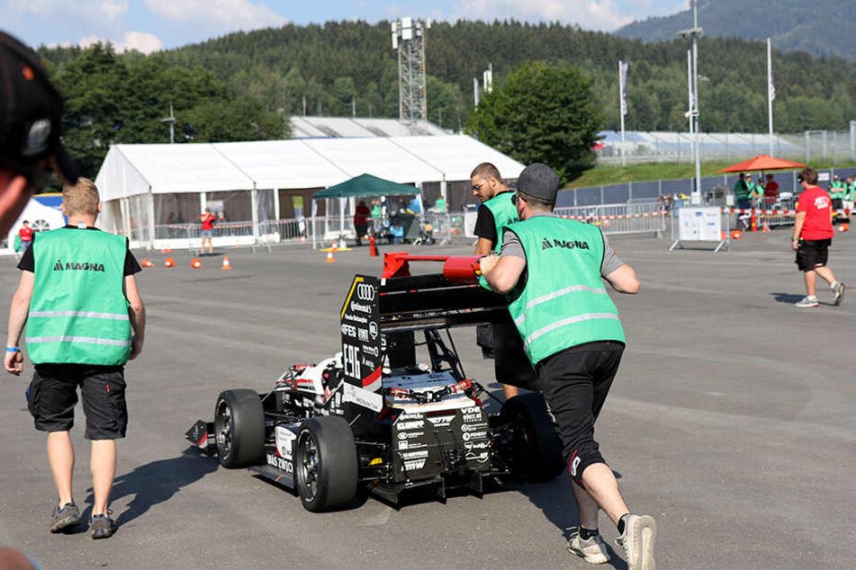 Das Racing Team der Hochschule Zwickau hat ein Jahr lang an "Eberhard", dem Mini-Flitzer, getüftelt.