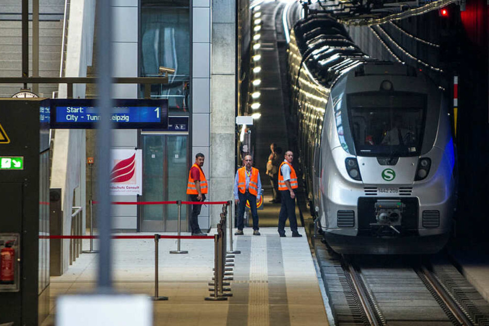 Im Leipziger Citytunnel hat ein 23-Jähriger am Freitagmorgen die Notbremse in einer S-Bahn gezogen und ist auf den Gleisen in die Röhre gerannt. (Archivbild)