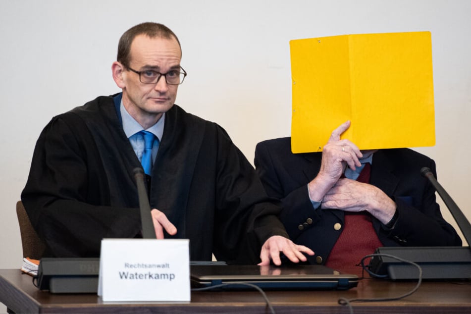 Bruno D. (rechts) sitzt vor Beginn des Prozesses im Gerichtssaal neben seinem Anwalt Stefan Waterkamp.