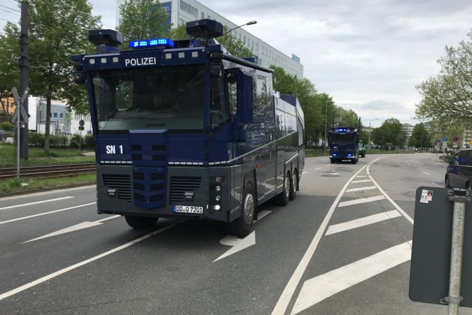 Auch Wasserwerfer stehen für den Ernstfall bereit.