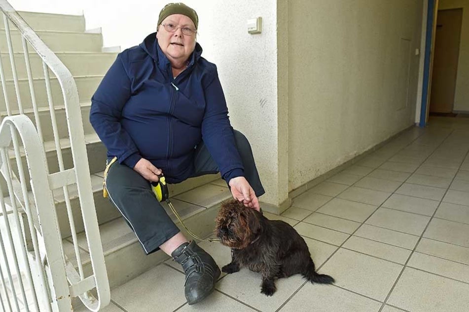 Elisabeth John (61) ist schwer krank, quält sich auf Krücken für ihren Shih Tzu-Mischling Freddy täglich mehrmals durchs Treppenhaus.