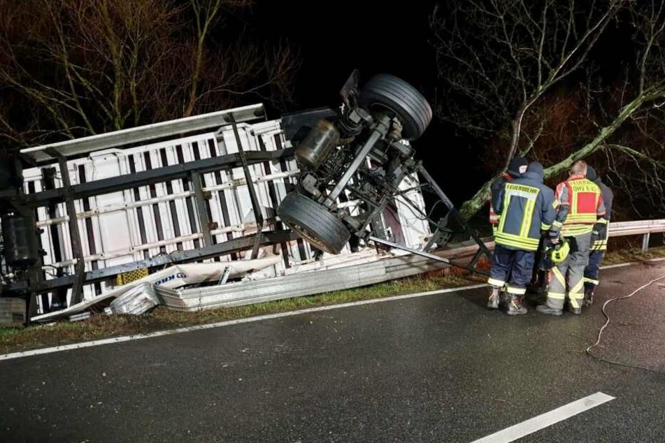 Ein Lkw ist in der Nacht zu Dienstag auf der B 96 verunglückt.