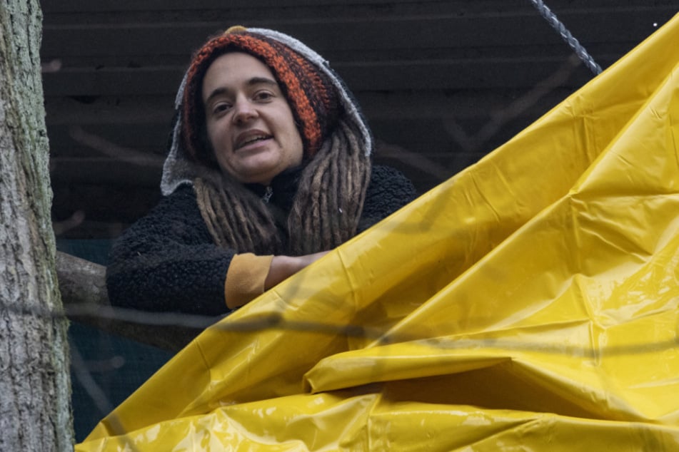 Die Umweltaktivistin Carola Rackete hat sich in ein Baumhaus zurückgezogen und wartet auf die Räumung durch die Polizei.