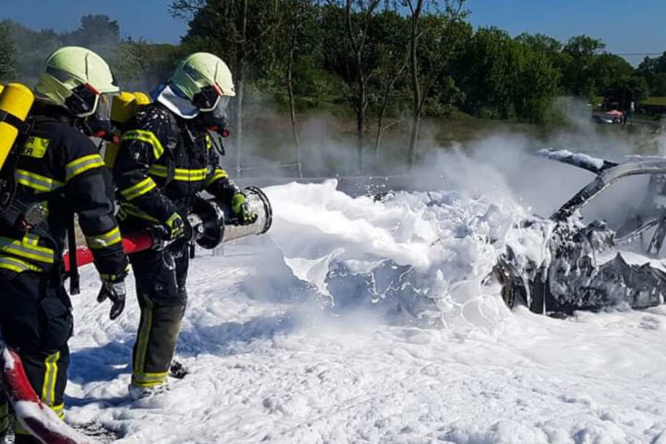 Luxuskarre brennt vollständig aus, weil Leute keine Rettungsgasse bilden