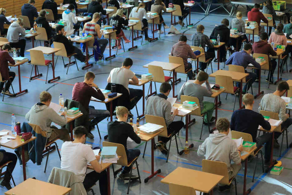 Die Abi-Debatte war im Frühjahr wieder neu aufgeflammt, nachdem Schüler sich über zu schwere Mathe-Aufgaben beschwert hatten.
