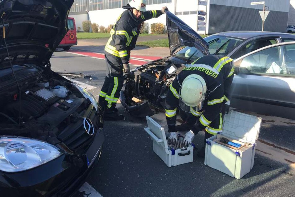 Die Feuerwehr war vor Ort und untersuchte die Autos.