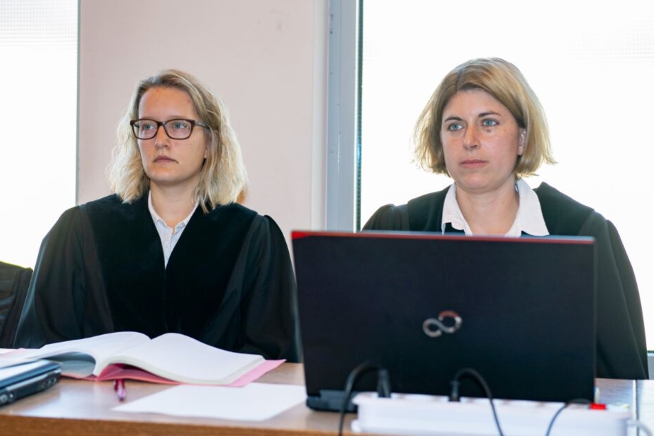 Die beiden Staatsanwältinnen Helena Werpup (r) und Jacqueline Kleine-Flaßbeck klagen Andreas V. und Mario S. an.